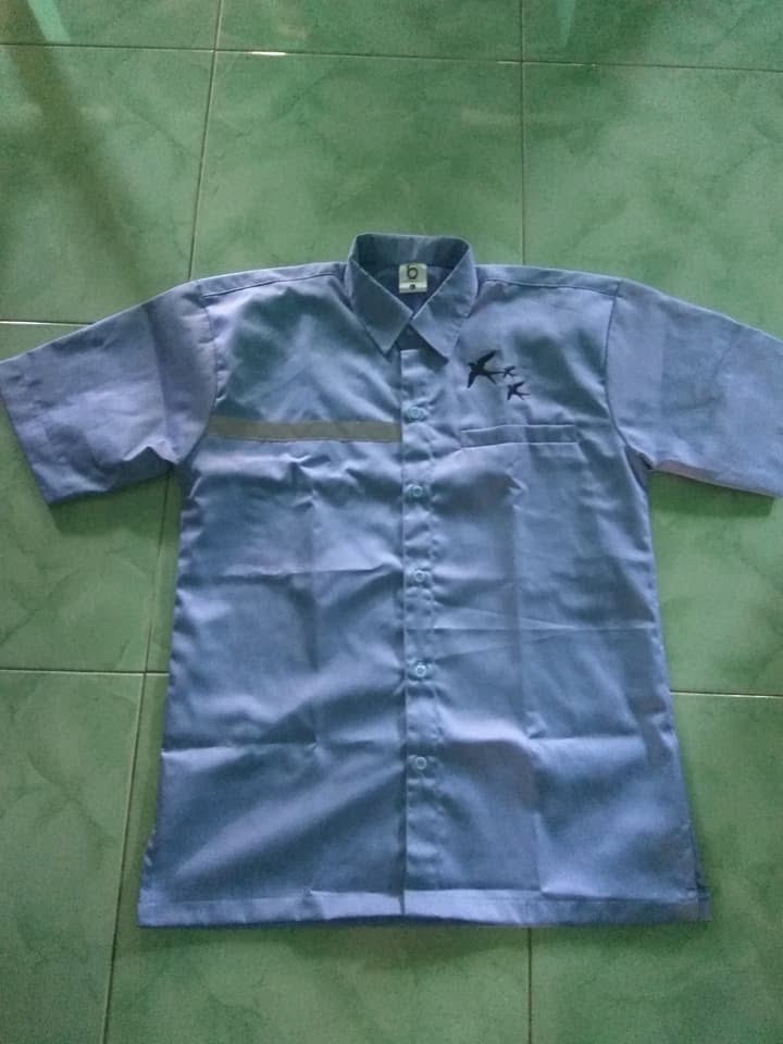 Kemeja biru lengan pendek dengan kerah dan detail pada bagian dada