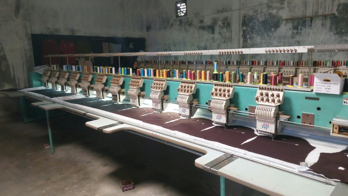 Mesin bordir banyak kepala dengan deretan benang warna di workshop Restu