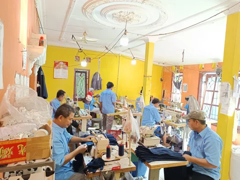 Tim Restu sedang menjahit di workshop