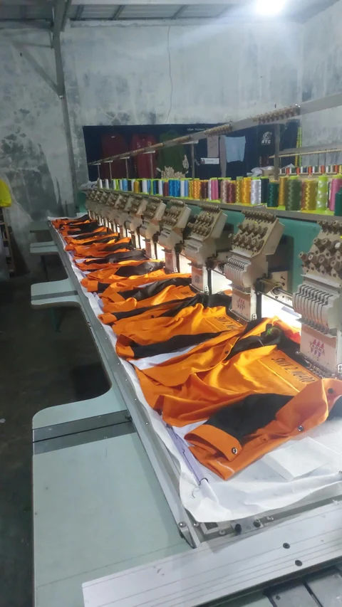Deretan mesin bordir mengerjakan seragam