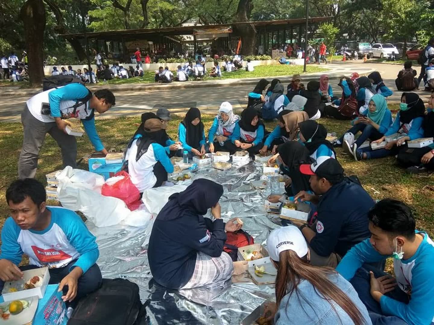 Foto kegiatan bersama di luar ruangan; detail produk bukan fokus utama.