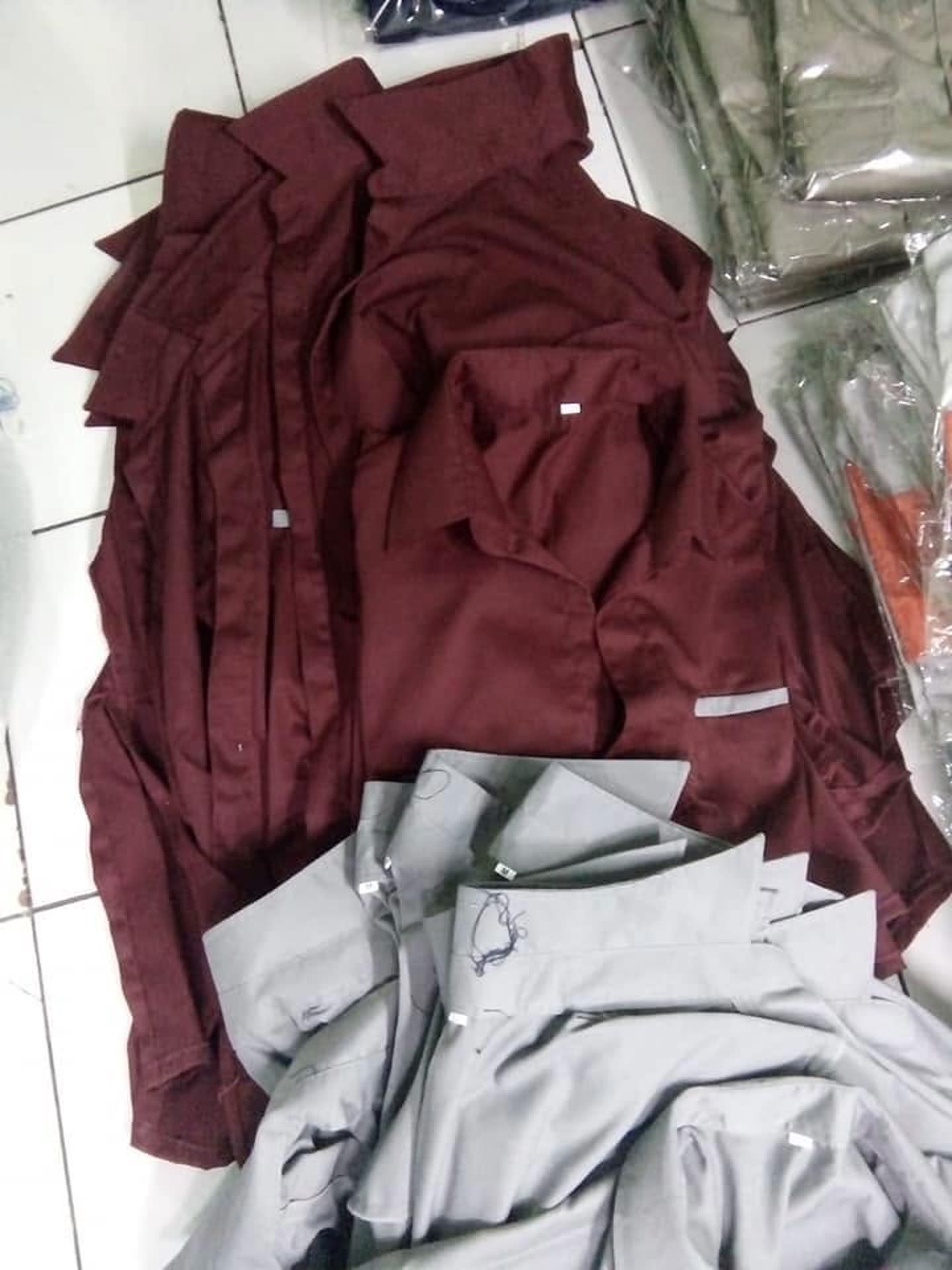 Kemeja marun dan abu-abu dengan kerah dan saku.