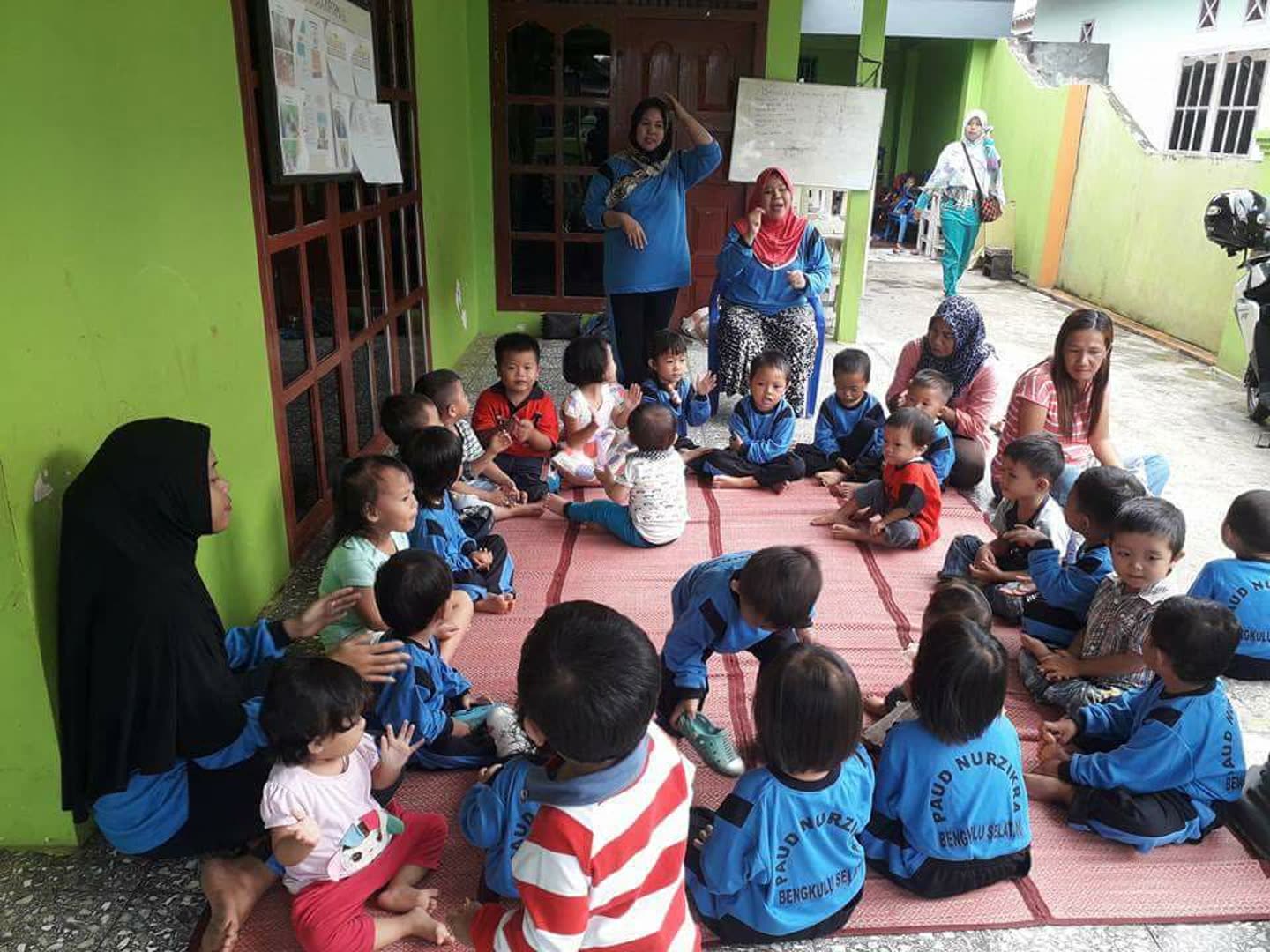 Kegiatan kelompok dengan anak-anak; bukan foto detail produk.