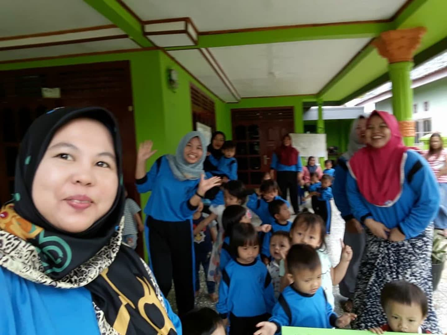 Foto kegiatan dengan orang dewasa dan anak-anak; bukan detail produk.
