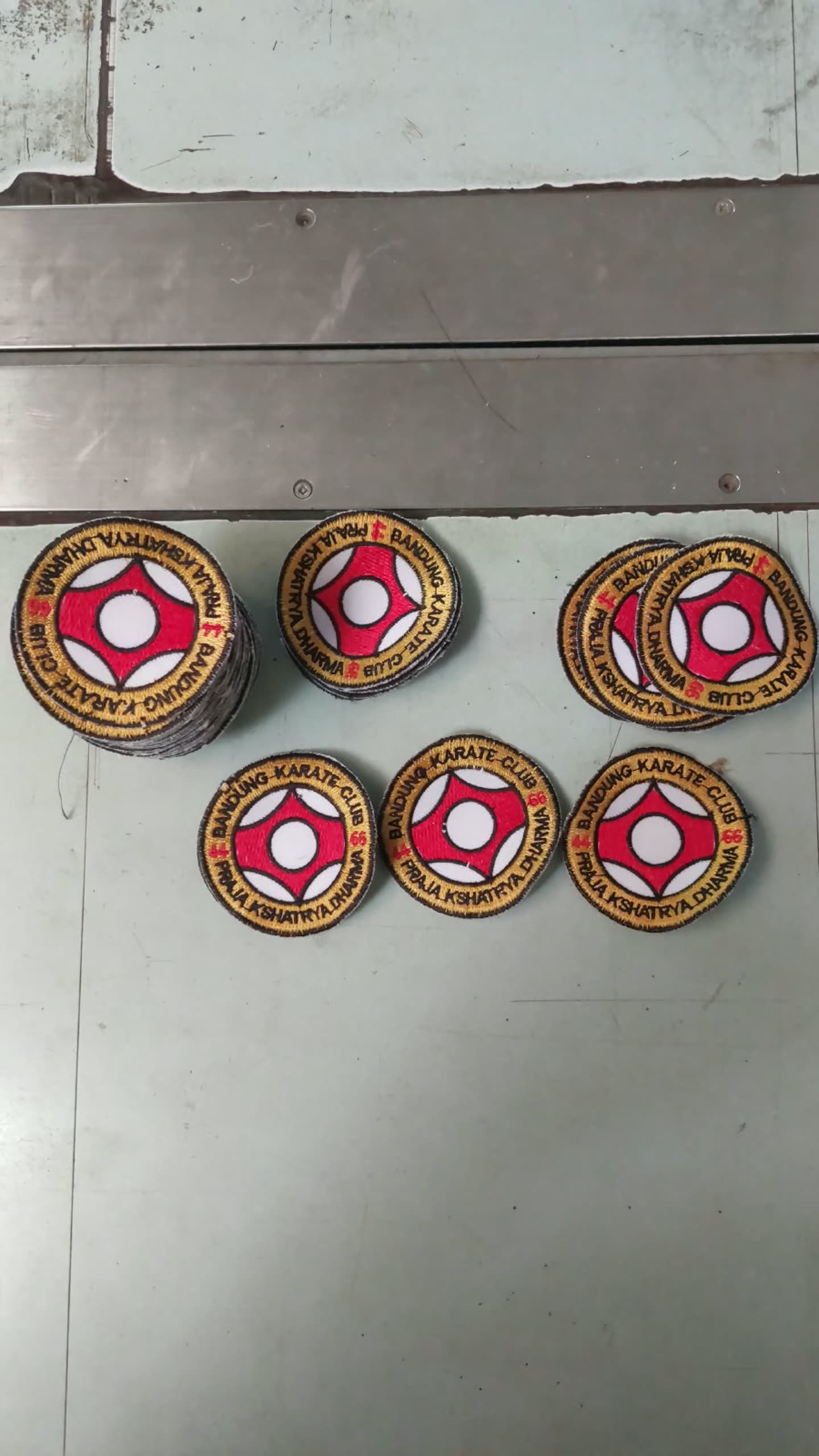 Beberapa emblem bundar ditata di lantai.