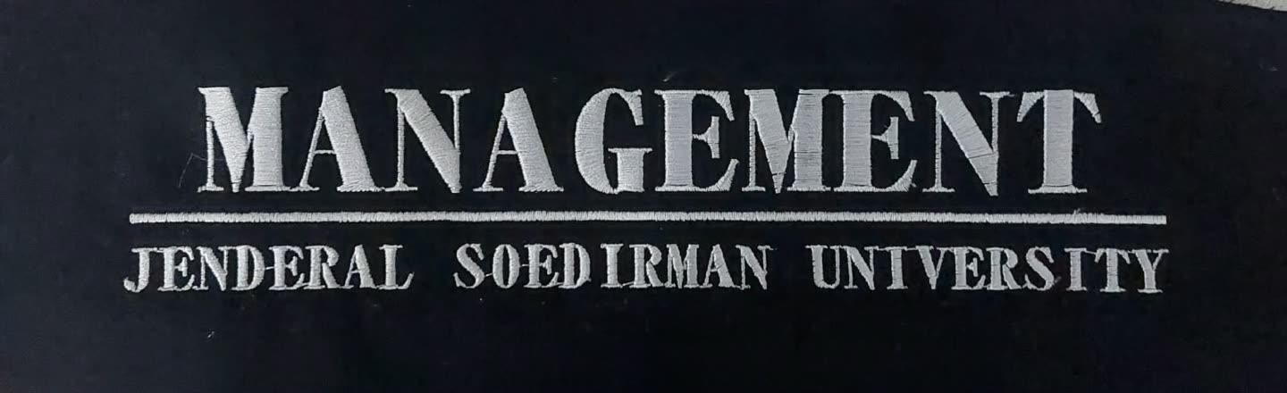 Tulisan putih dua baris di kain gelap.
