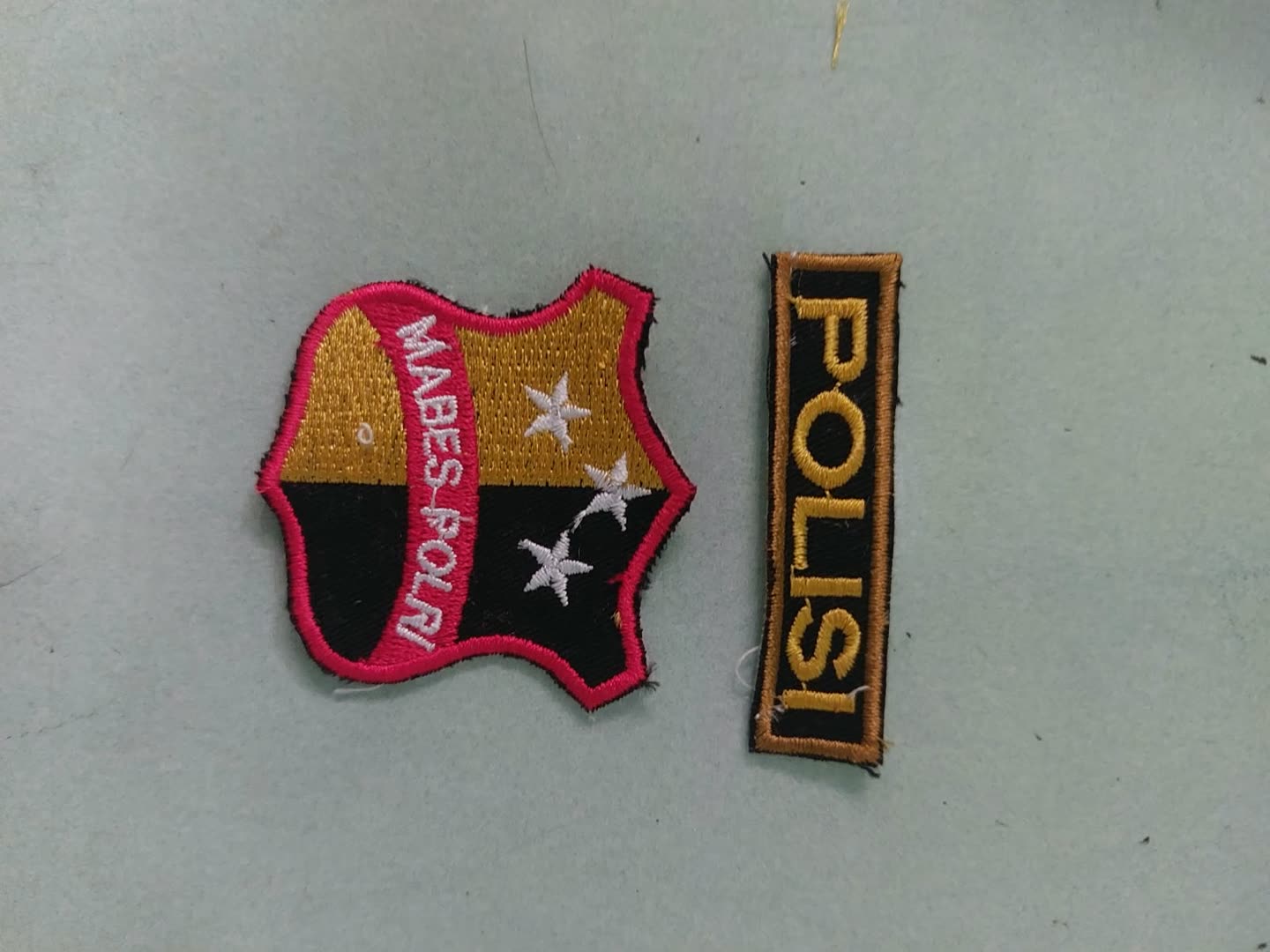 Contoh emblem dan tulisan beridentitas institusi; bukan bukti kemitraan resmi.