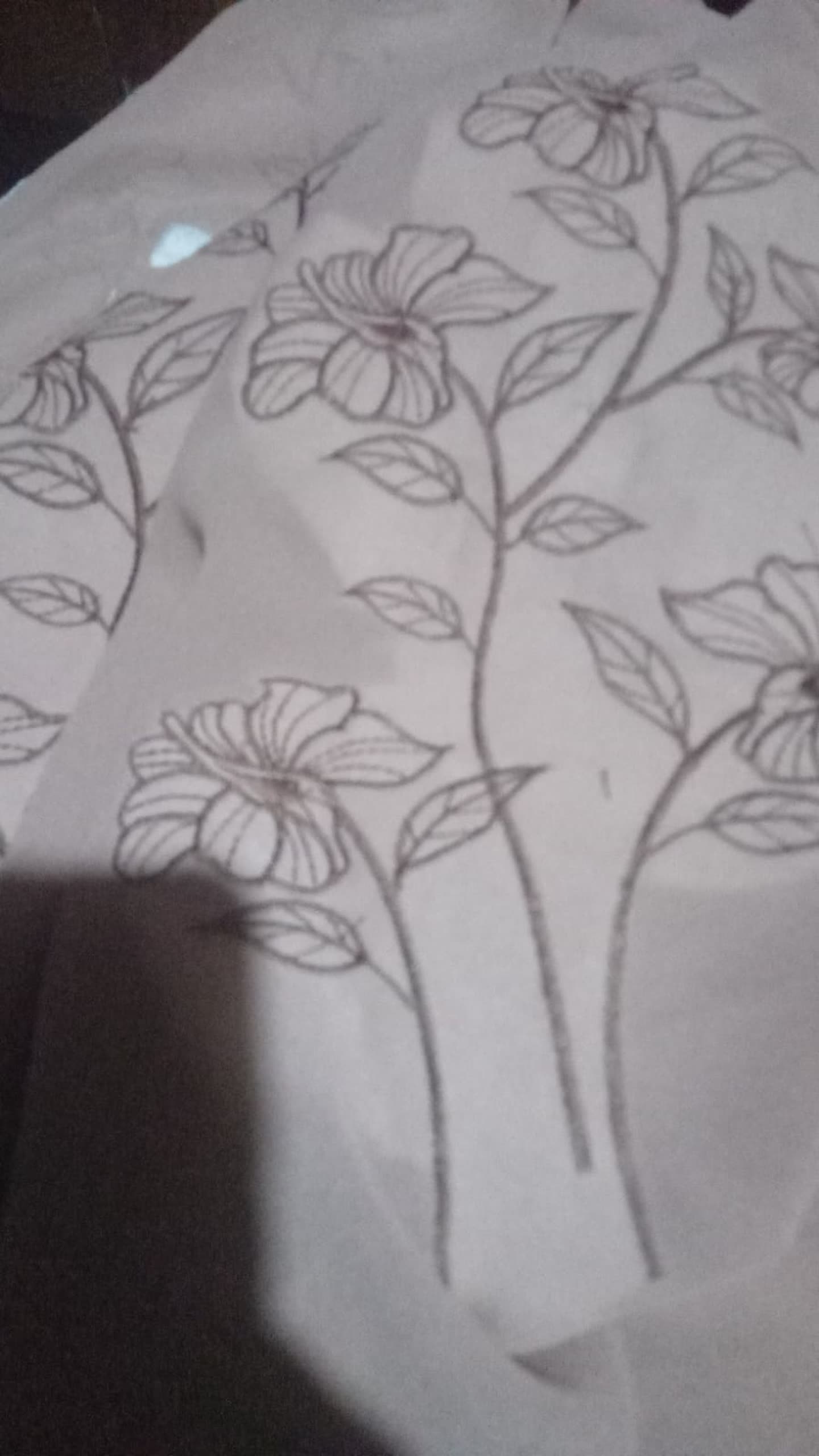 Motif bunga dan daun pada kain terang.