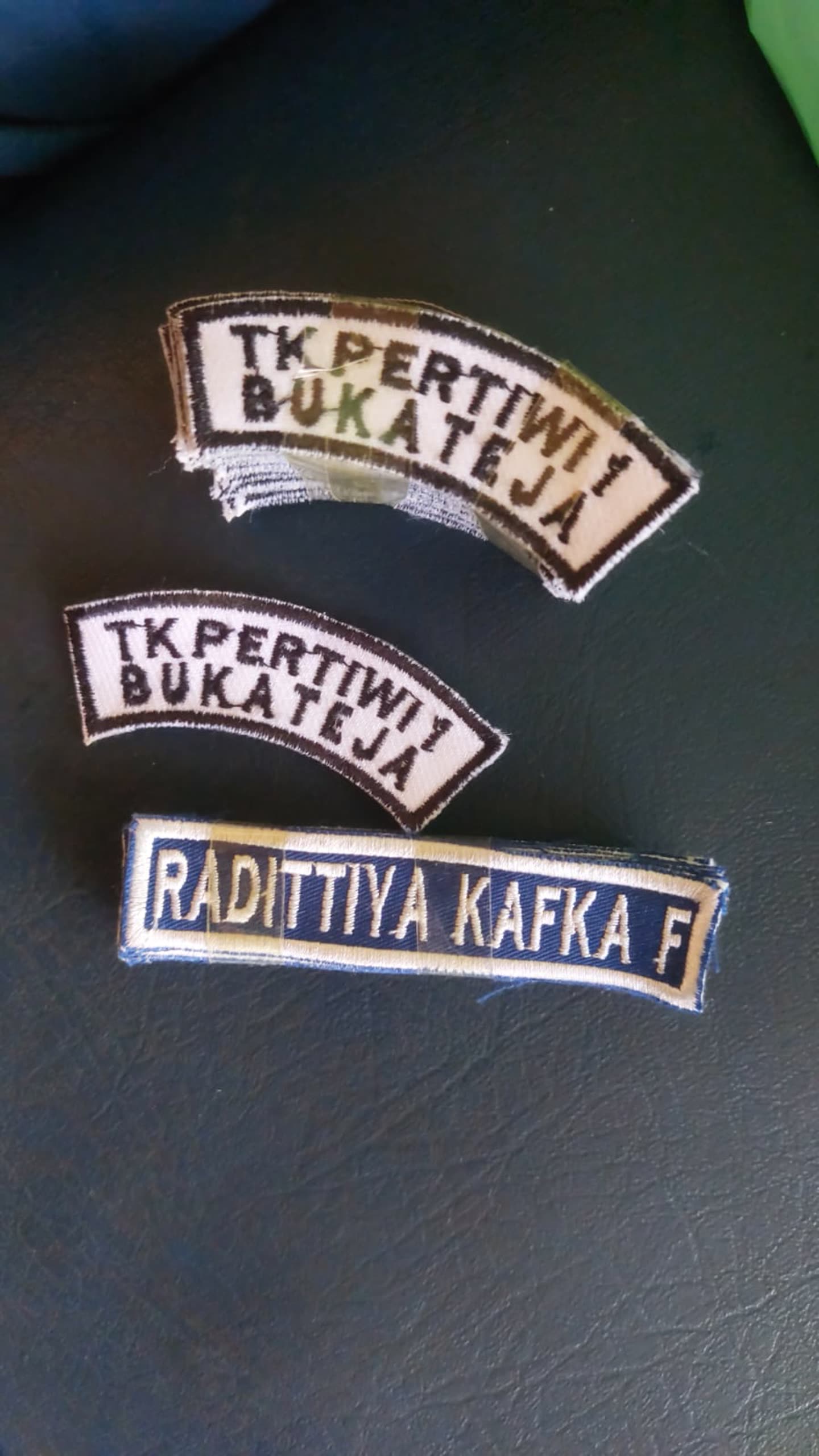 Contoh patch sekolah dan nama; hindari menyalin nama pribadi ke artikel.