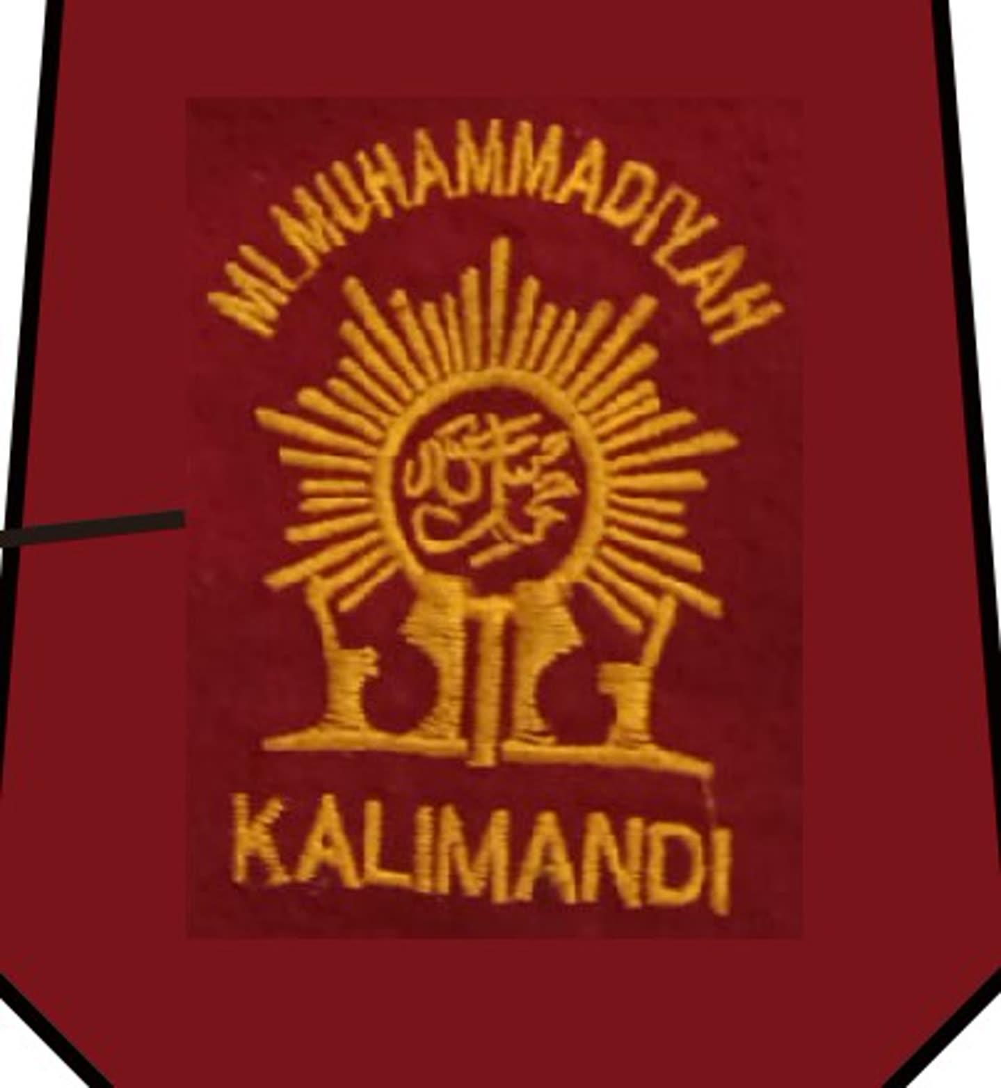 Detail bordir logo dan tulisan pada bidang merah.
