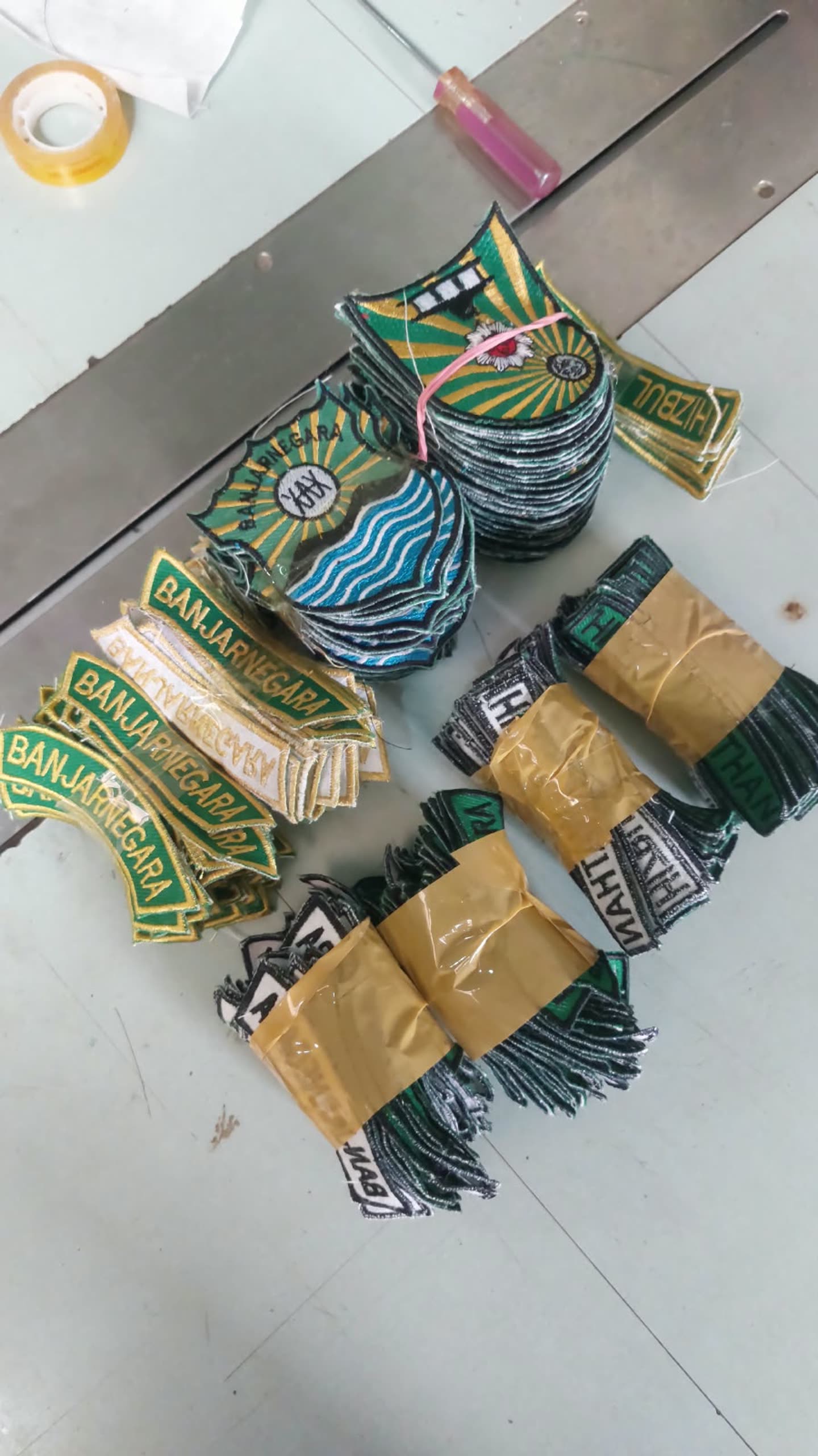 Emblem dan pita tulisan dengan beberapa bentuk.