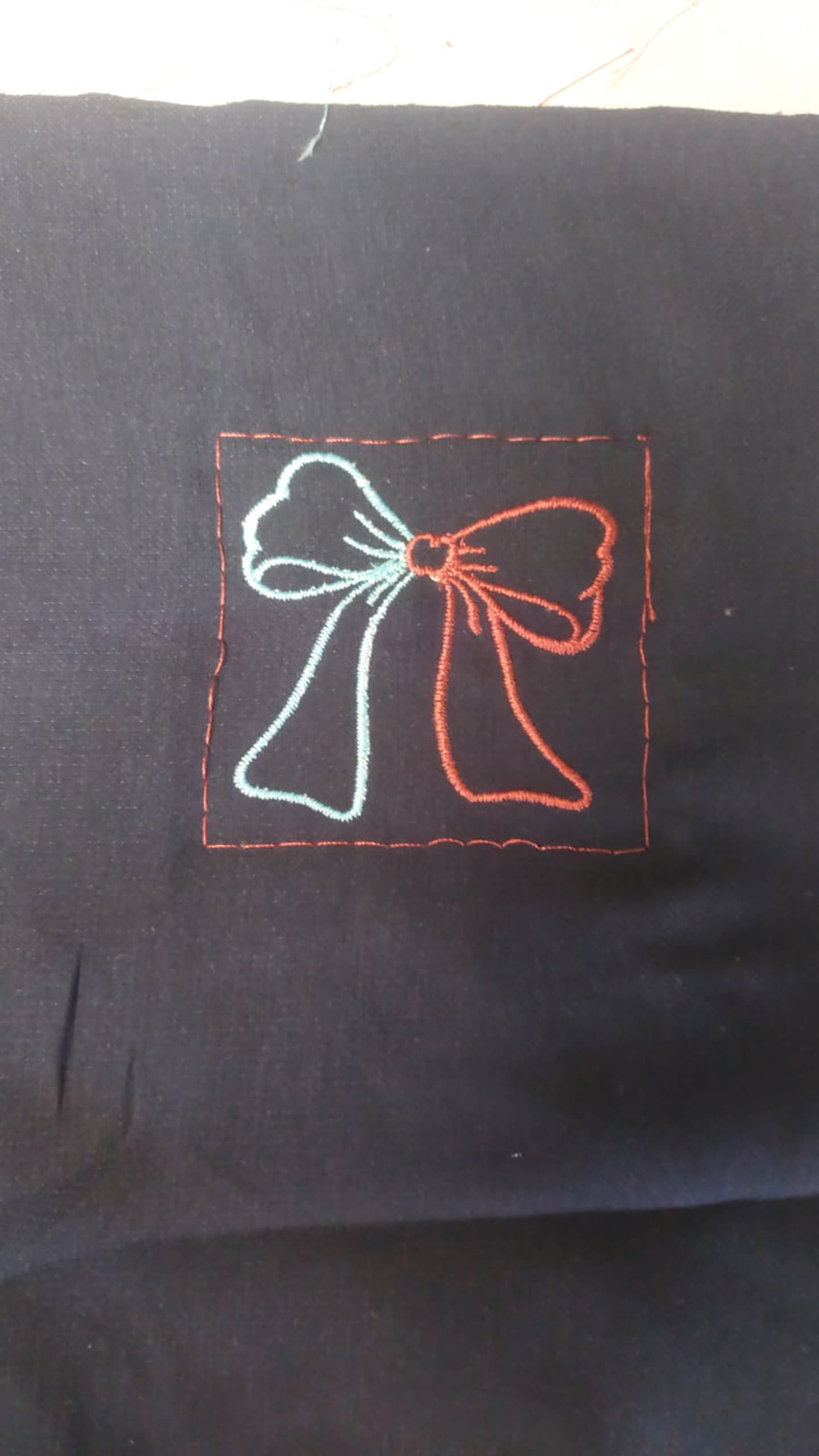 Motif pita dua warna pada kain gelap.