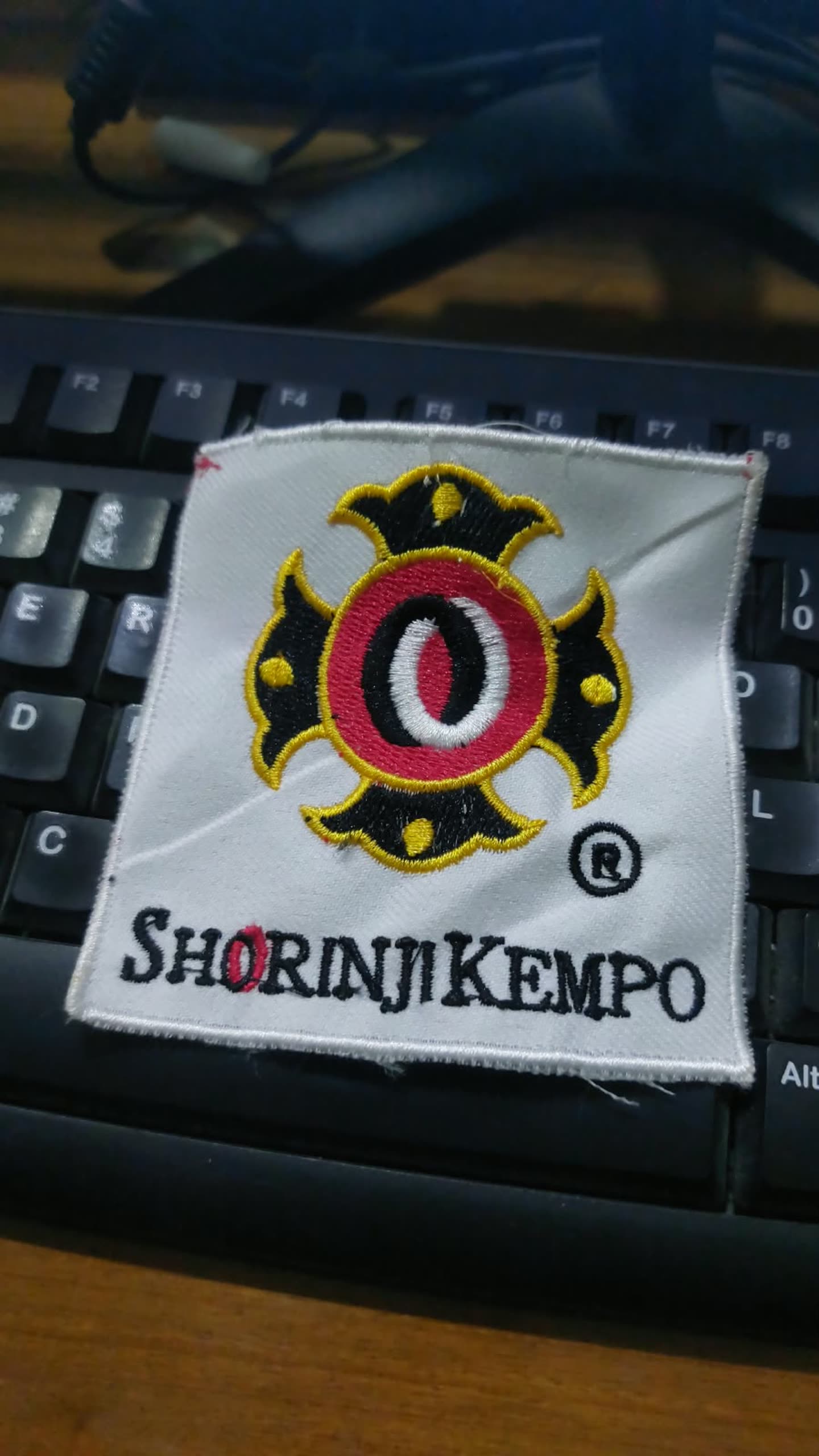 Contoh emblem di dekat keyboard.