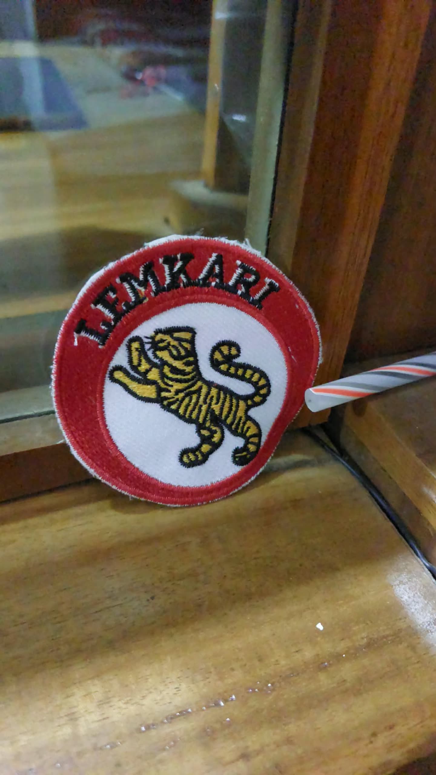 Emblem bundar di tangan.